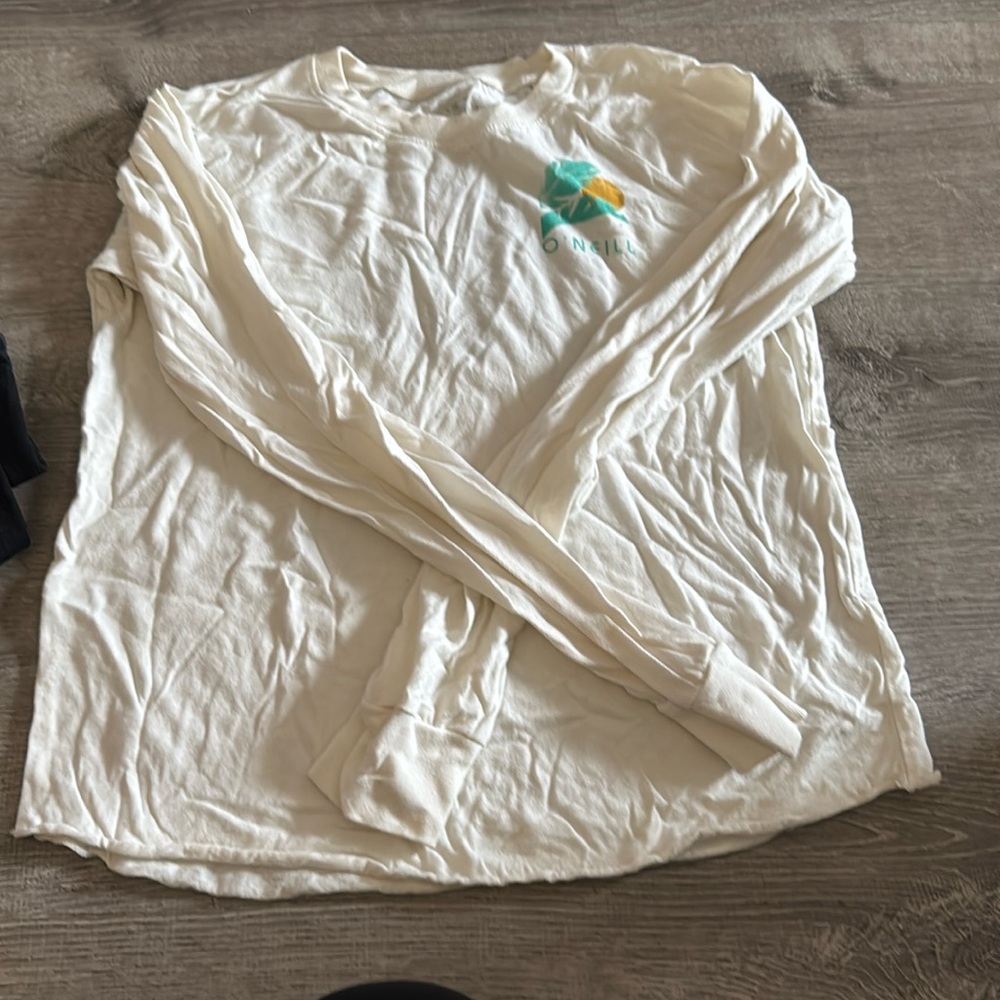 Long sleeve light fitted top.